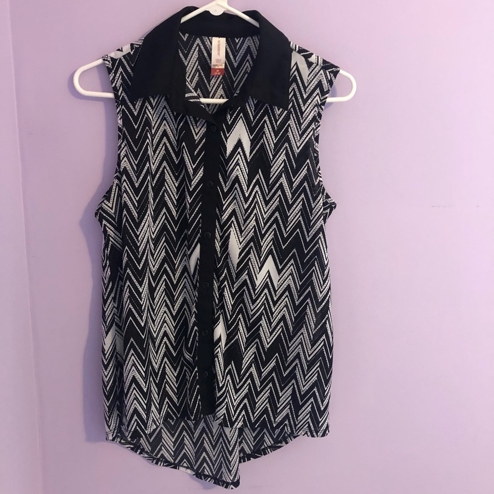 Sleeveless black and white Top